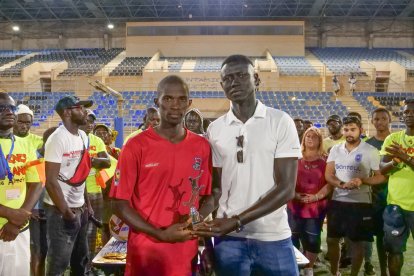 Compartir fútbol y trofeos.