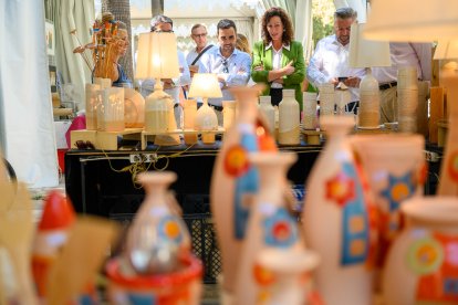 La alcaldesa María Vázquez, el concejal de Cultura Diego Cruz Mendoza y el concejal de Economía Juan José Alonso viendo los puestos