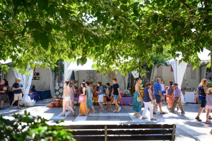 Almerienses acercándose a la XXX edición de la Feria de Alfarería.