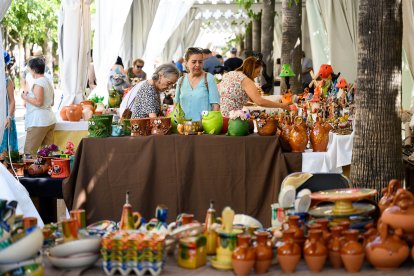 Algunos curiosos viendo las piezas en venta en la Feria.
