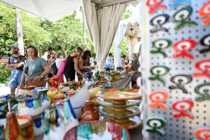 Los ciudadanos se pasearon por los puestos en busca de alguna pieza.