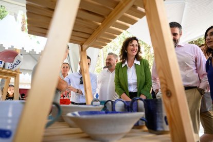 Detalle de una pieza de alfarería con la alcaldesa María Vázquez de fondo.