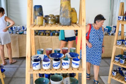 Estanterias llenas de piezas se encuentran en la Avenida Federico García Lorca.