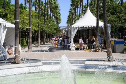 La rambla se encuentra repleta de 21 puestos de alfarería