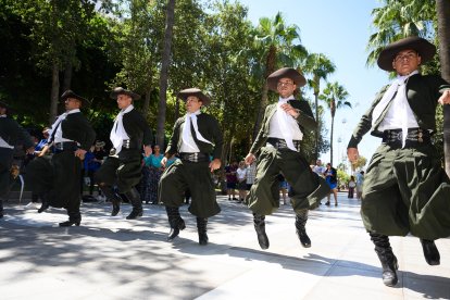 Los bailes tradicionales no pudieron faltar en la inauguración.