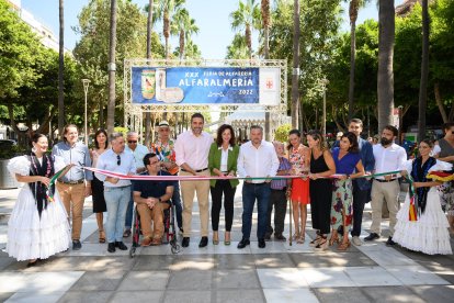 La alcaldesa María Vázquez y los concejales inaugurando la feria de alfarería.
