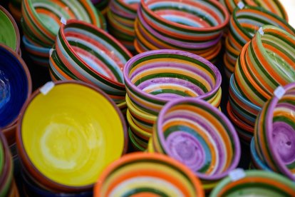 Decenas de coloridos platos esperando a su dueño.