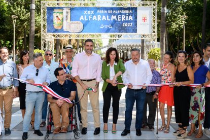 Momento del corte de la cinta en la inauguración por parte de la Alcaldesa y los concejales.