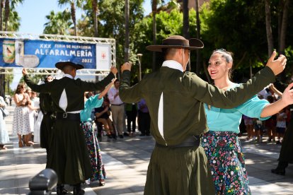 Las parejas realizaron una ejecución perfecta de los bailes tradicionales.