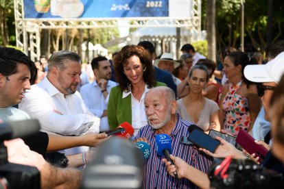 Paco Robles, veterano alfarero, hablando con la prensa sobre la XXX edición.
