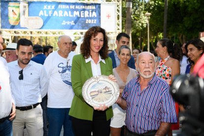 Paco Robles entregando a María del Mar Vázquez un plato con mucha historia.