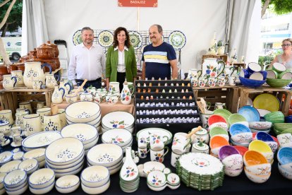 La Alcaldesa María Vázquez y el concejal de Cultura Diego Cruz Mendoza con uno de los alfareros.