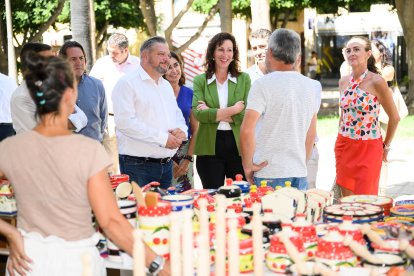 La Alcaldesa y el concejal de cultura hablando con los alfareros.