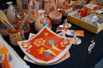 Motivos florales coloridos en las piezas expuestas.