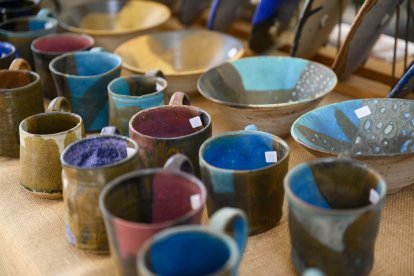 Distintos tipos de tazas con muchos tipos de motivos decorativos pueden conseguirse en la feria.