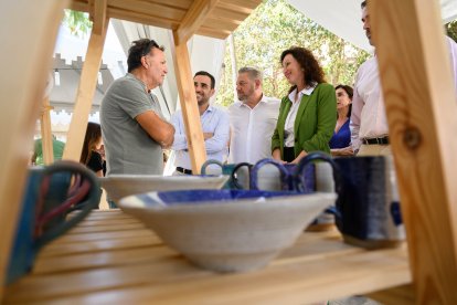 Detalle de una pieza de cerámica con la alcaldesa María Vázquez de fondo.