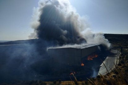 Fuego en la carretera de Cuevas de los Medina.