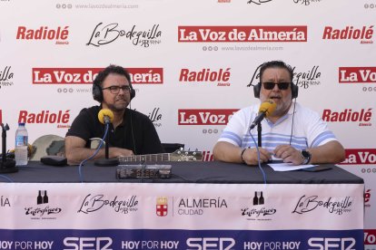 El cantautor Antonio Álvarez y el periodista Alfredo Casas, en el programa Hoy por Hoy de la Cadena SER, que se emite en directo desde la Plaza Pablo Cazard.