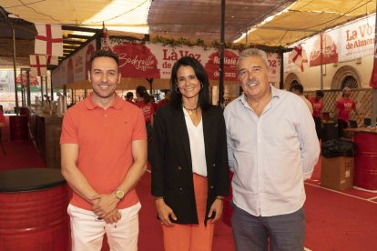 Ricardo Céspedes, director comercial de La Voz de Almería; María del Mar García Lorca, concejal de Seguridad y Movilidad; Juan Fernández, consejero delegado de La Voz de Almería