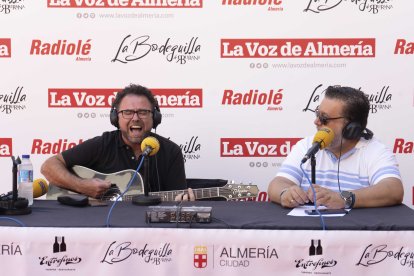 Antonio Álvarez cantando en el programa Hoy por Hoy de la Cadena SER, que se emite en directo desde la Plaza Pablo Cazard.