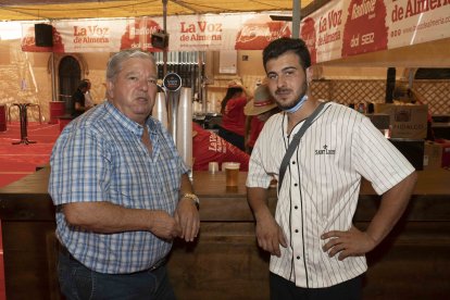 Javier Jesús Fernández y Juan Manuel Sánchez, los más tempraneros en el ambigú de La Bodeguilla de Burana y La Voz de Almería.