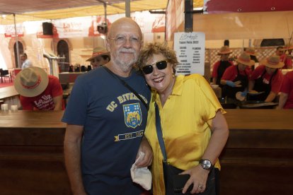 Ceferino y Mari Carmen, que residen en Cortijo Grande, esperan que sus hijos, que están en Estados Unidos, vean esta fotografía de sus padres disfrutando de la Feria del Mediodía.