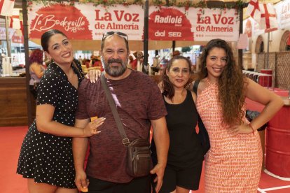 Mª José Vargas Heredia, José Manuel Vargas Fernández, Mª Ángeles Heredia Santiago y Suleima Fornieles disfrutando en el ambigú