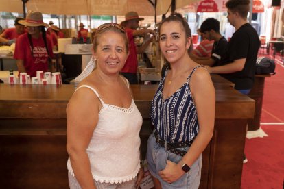 Teresa y Lucía, del Grupo de Danzas de Logroño.