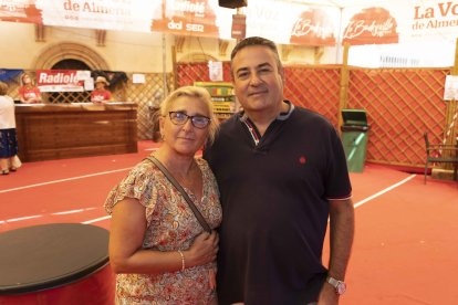 Mª Carmen González y Antonio Alastrúe, presidente de Cruz Roja, visitaron el ambigú de La Bodeguilla de Burana