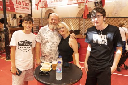 Martín, Cristina, Ariel y Lucas, desde Jerez de la Frontera hasta la capital almeriense para disfrutar de la Feria de Almería.