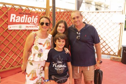 El director de la SAFA, Luis López, disfrutando de la Feria del Mediodía con su familia Rosa Ruiz, Nuria López y Luis López