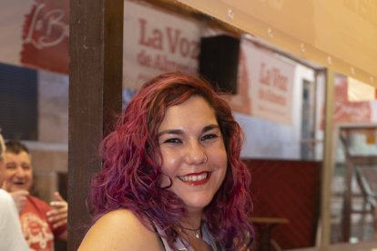 María Torres, de Aguadulce, tomando un refrigerio en el ambigú de La Voz de Almería.