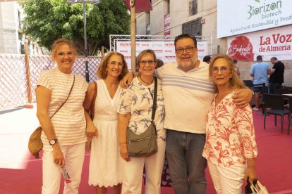 Alfredo Casas recibió la visita de sus primas, las Nieto: Nina, Isabel, Pilar y Lola, la periodista que abrió el mundo deportivo para las profesionales almerienses