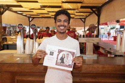 La sonrisa del joven brasileño Matheus Graciano, jefe de camareros de Restaurante Buono, se llevó el premio Mejor Sonrisa de Feria de Clínica Dental Arcos, que otorga un vale para una limpieza dental gratis.