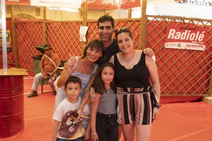 Derrochando alegría llegaron al ambigú de La Voz y La Bodeguilla de Burana Carmen, Javi, Celia, María y Francisco