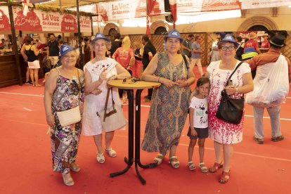 Siempre con el sombrero puesto para combatir el sol recorren la Feria Mª Carmen, Mª Nieves, Dolores, Lola y Lucía