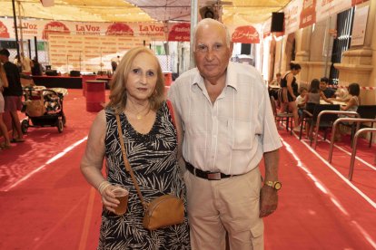 María Martín y Emilio, pasando un mediodía agradable en la Plaza Pablo Cazard.