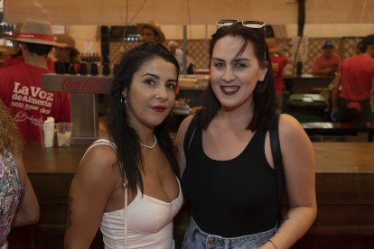 Nerea y Estefanía apostaron por disfrutar de lo mejor de la Feria del Mediodía en el ambigú de La Bodeguilla de Burana