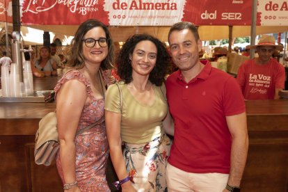 Maribel Fernández, Macarena Molina y Francisco Morante, ganadores de la Foto con Más Color de la Feria, se llevaron un vale de 50 euros de Almericolor.