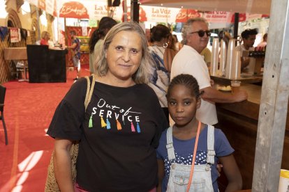 Pepa Aguilera y la pequeña saharaui Nidal.