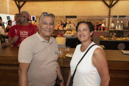 Este matrimonio disfrutó del mediodía en el ambigú de La Voz de Almería.