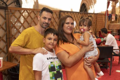José, Hugo, Joana y Valeria, una familia de El Zapillo que volvieron a repetir visita al ambigú de La Voz de Almería.