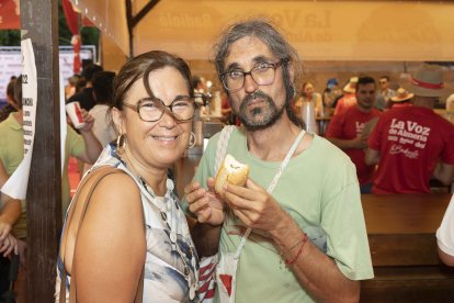 Marga y Dani disfrutando en el ambigú de La Bodeguilla de Burana