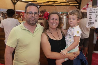 Lluís, Isabel y el pequeño Juan visitaron el ambigú de LA VOZ, periódico al que estuvo vinculado durante casi cincuenta años el abuelo de la almeriense, conocido como Juan Soler El Compadre.