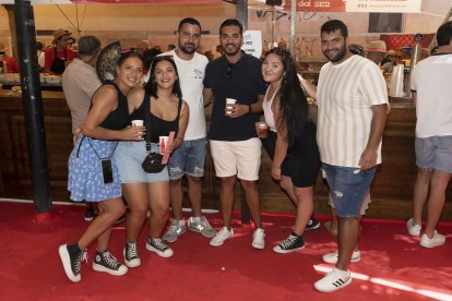 Toñi, Azahara, David, Antonio, Nerea y Francisco disfrutando en el ambigú de La Voz