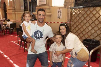 Iván Álvarez e Inmaculada Guirado, de la Cafetería Mar y Tierra, con sus hijos Iván y Lola.