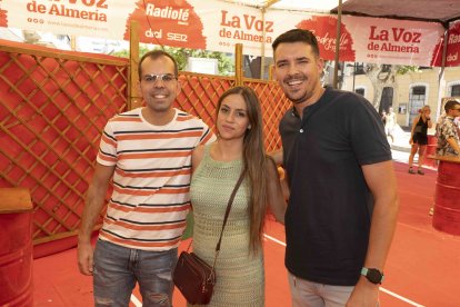 Francisco Montero, Ada Gnecco y Víctor Cardente: un granadino, una alquianera y un jienense disfrutando de la Feria del Mediodía
