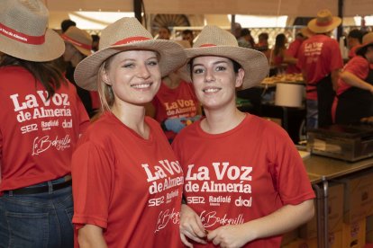 Las camareras del ambigú de La Bodeguilla de Burana y La Voz de Almería siempre atienden con una gran sonrisa. Gran trabajo de todo el equipo estos días.
