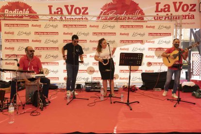 Noches de Candela alegrando a todo el ambigú de La Voz de Almería.