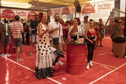 Gran ambiente de Feria en el ambigú de La Bodeguilla de Burana y La Voz de Almería.